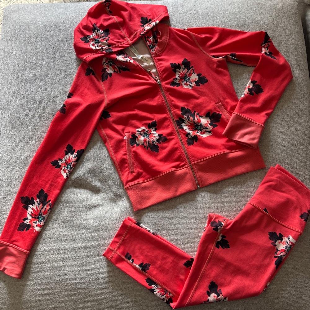 Lululemon Athletica Floral Hoodie ZipUp Legging Set Size 6